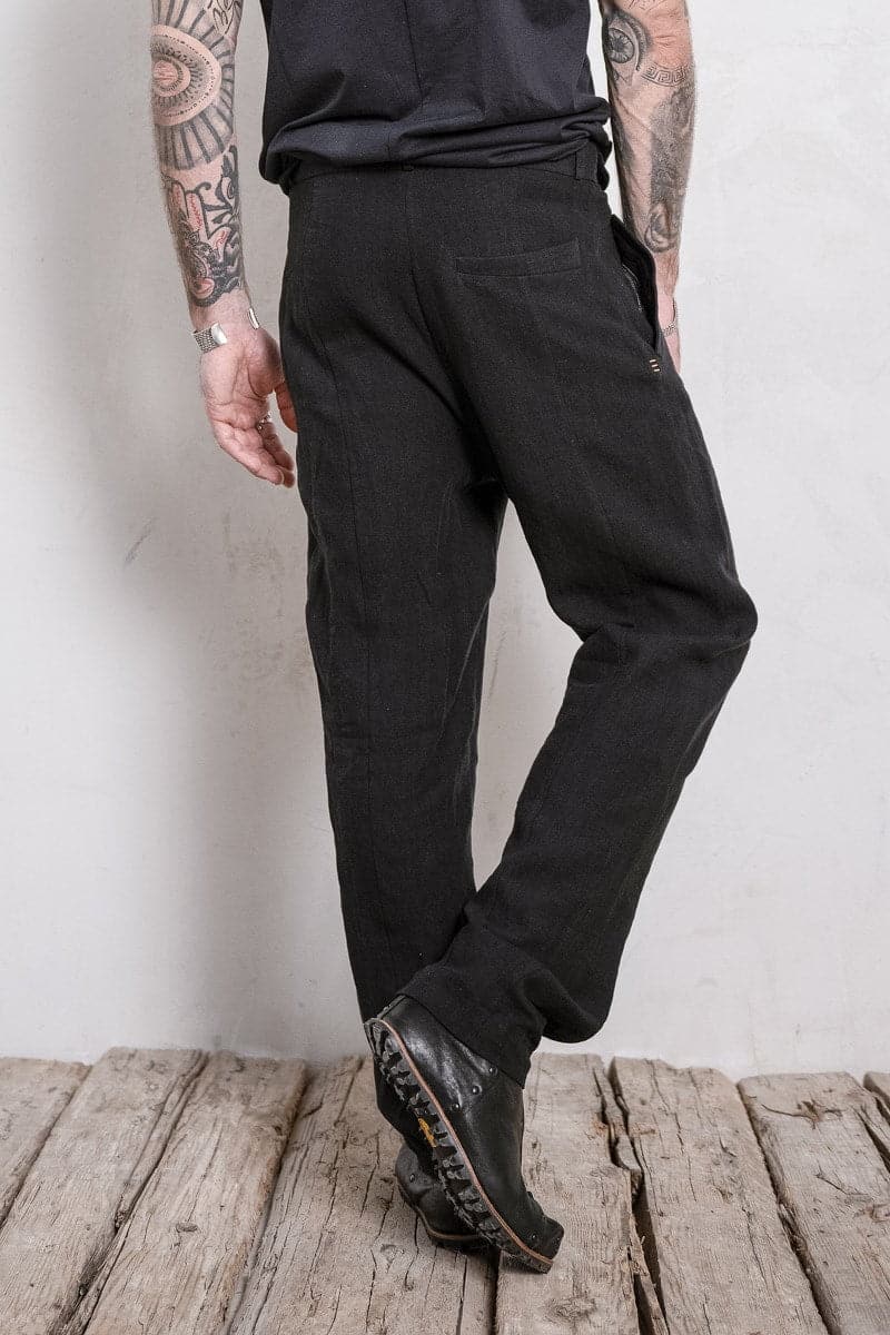 eigensinnig wien | Meinong | Moderne Interpretation einer Bundfaltenhose für Herren aus leichtem Leinen in schwarz