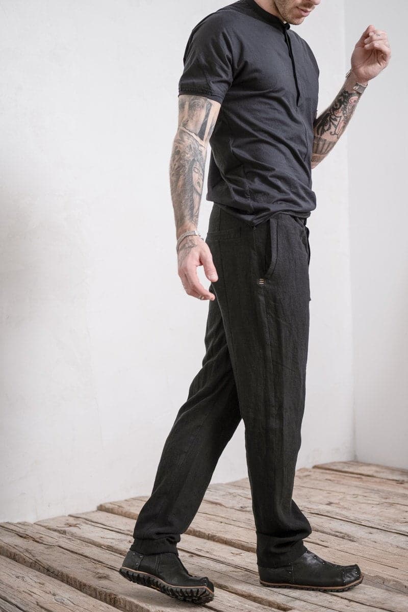 eigensinnig wien | Meinong | Moderne Interpretation einer Bundfaltenhose für Herren aus leichtem Leinen in schwarz