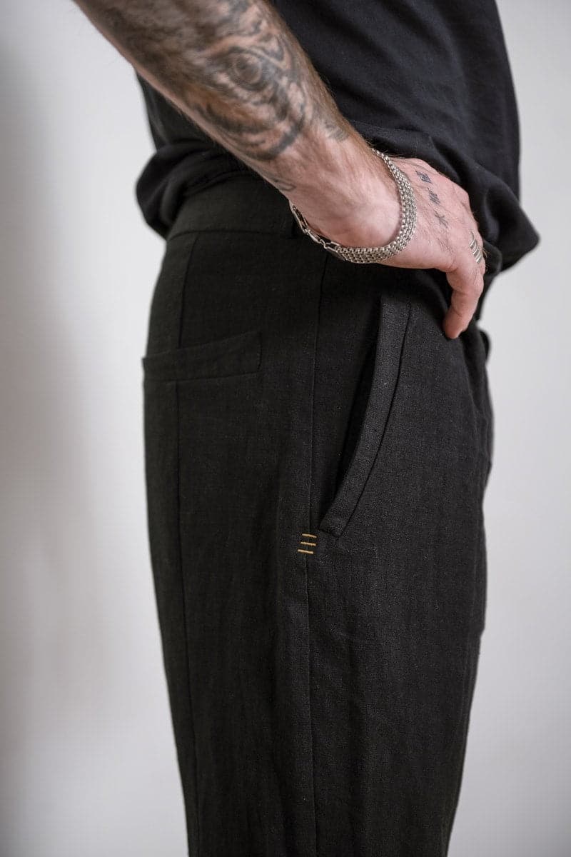 eigensinnig wien | Meinong | Moderne Interpretation einer Bundfaltenhose für Herren aus leichtem Leinen in schwarz