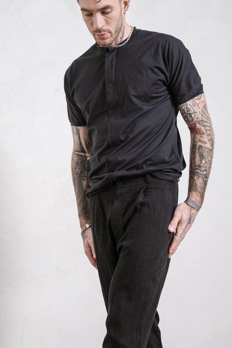 eigensinnig wien | Meinong | Moderne Interpretation einer Bundfaltenhose für Herren aus leichtem Leinen in schwarz