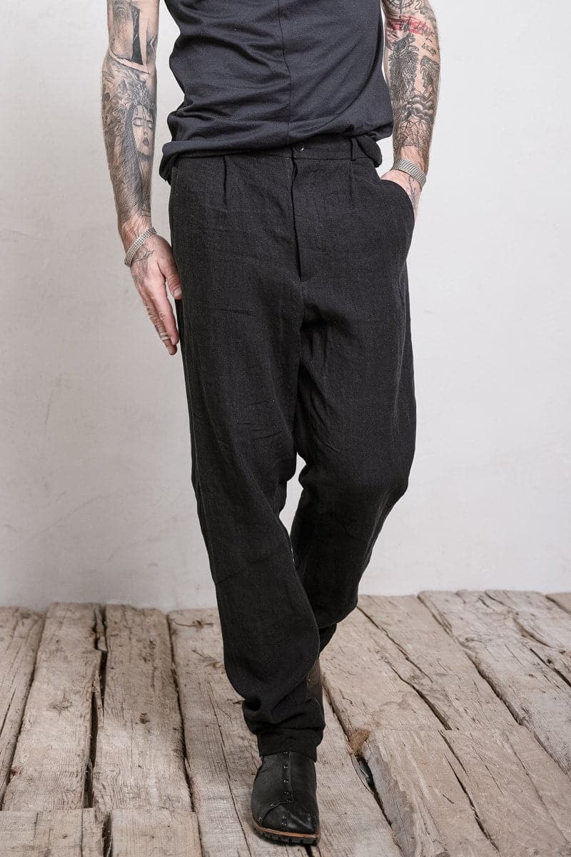 eigensinnig wien | Meinong | Moderne Interpretation einer Bundfaltenhose für Herren aus leichtem Leinen in schwarz