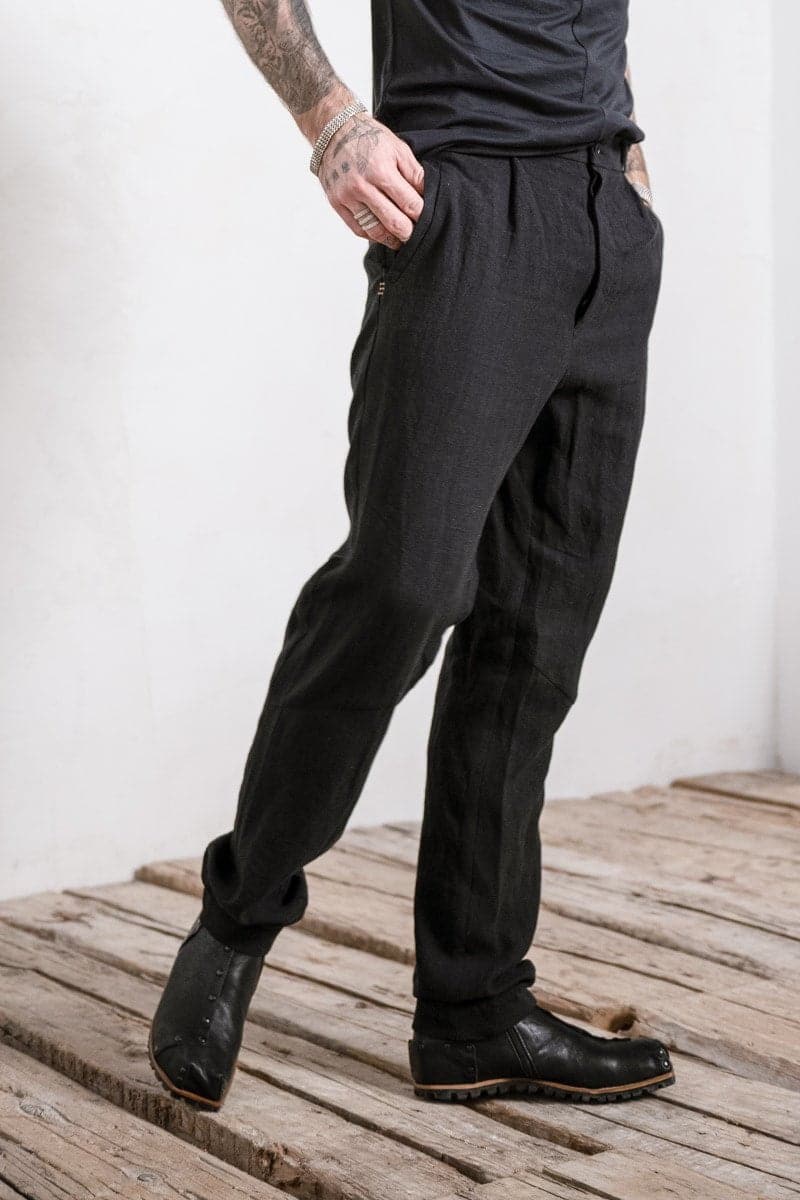 eigensinnig wien | Meinong | Moderne Interpretation einer Bundfaltenhose für Herren aus leichtem Leinen in schwarz