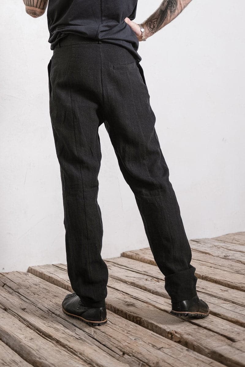 eigensinnig wien | Meinong | Moderne Interpretation einer Bundfaltenhose für Herren aus leichtem Leinen in schwarz
