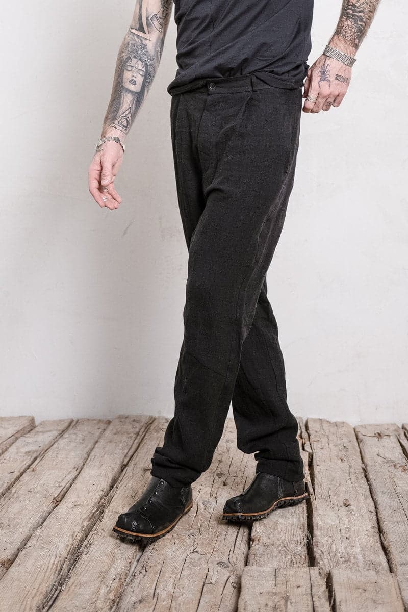 eigensinnig wien | Meinong | Moderne Interpretation einer Bundfaltenhose für Herren aus leichtem Leinen in schwarz