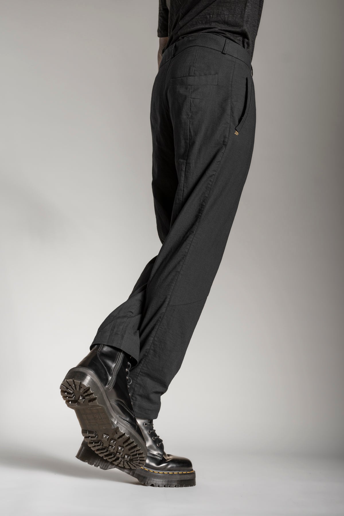 eigensinnig wien | Meinong | Schwarze Designerhose für Herren aus leichter Baumwolle