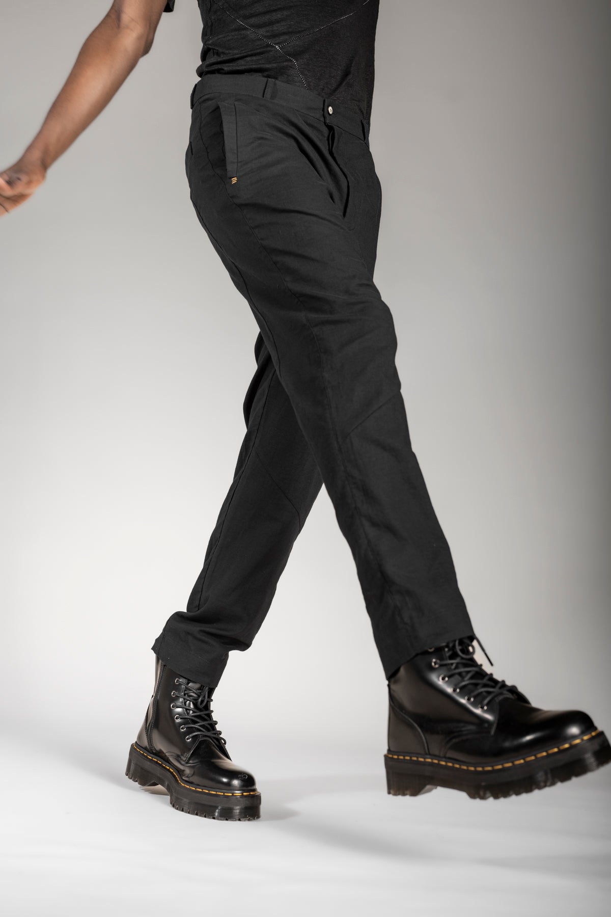 eigensinnig wien | Meinong | Schwarze Designerhose für Herren aus leichter Baumwolle