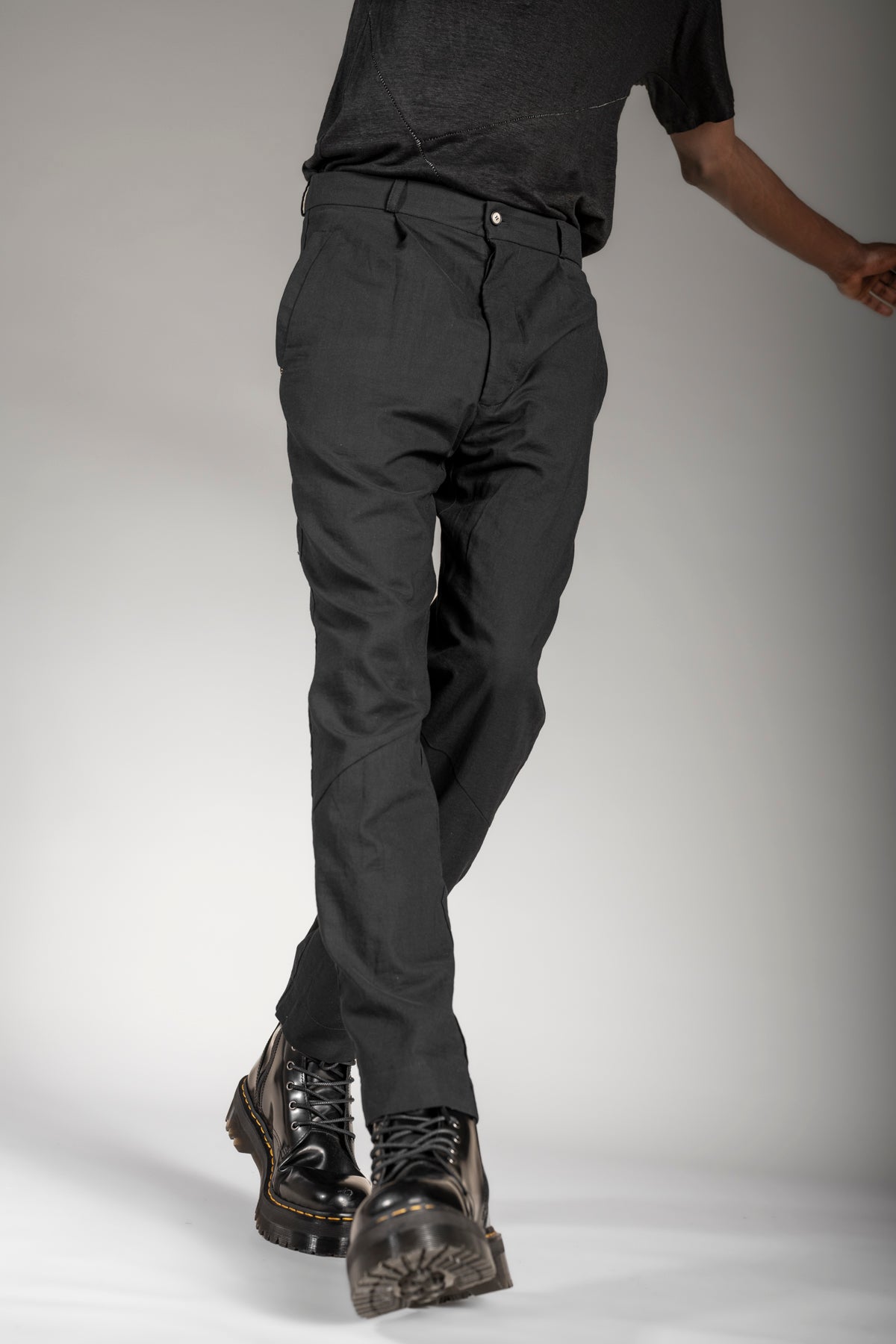 eigensinnig wien | Meinong | Schwarze Designerhose für Herren aus leichter Baumwolle