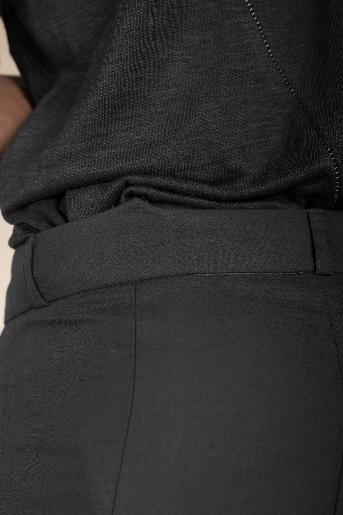 eigensinnig wien | Meinong | Schwarze Designerhose für Herren aus leichter Baumwolle