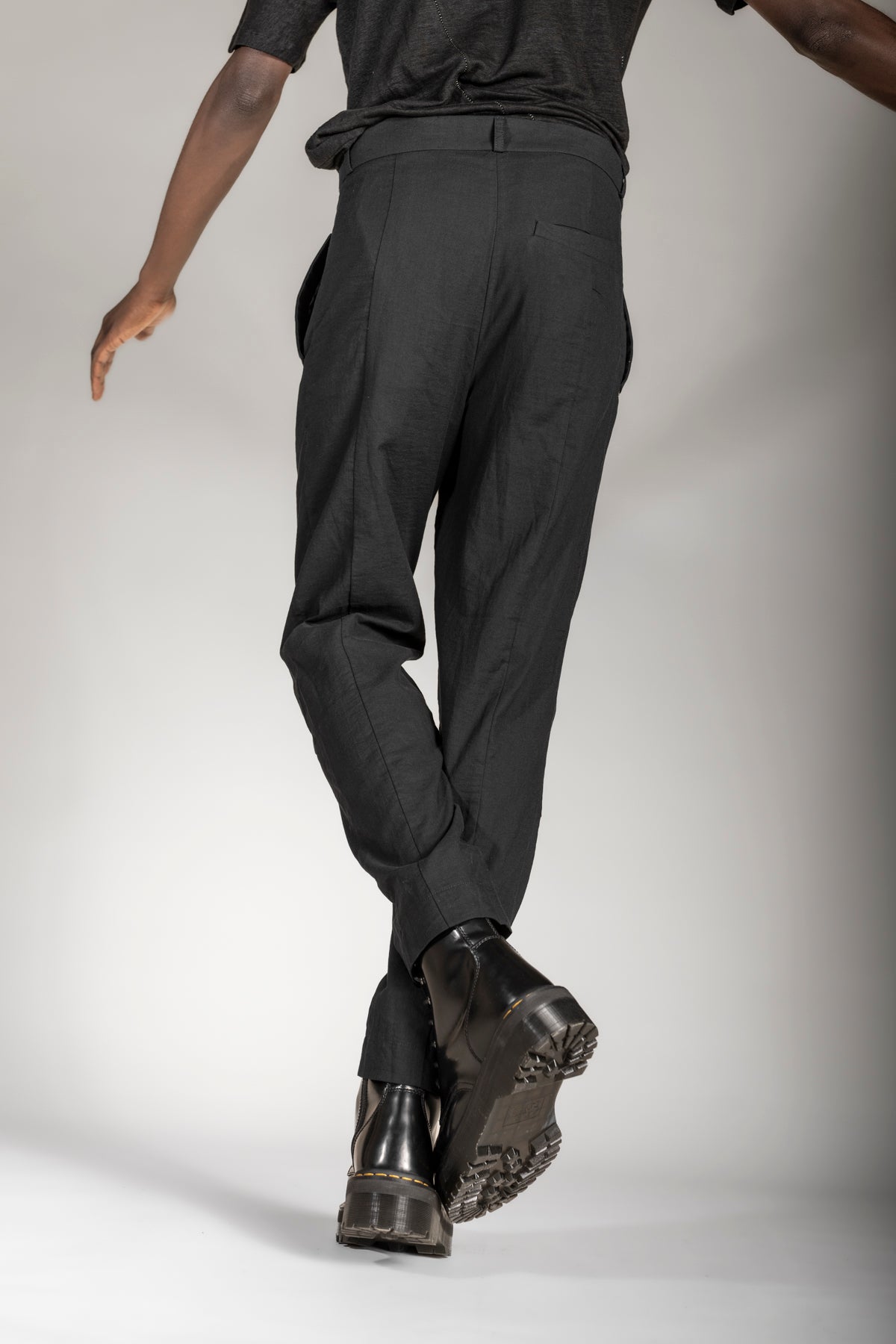 eigensinnig wien | Meinong | Schwarze Designerhose für Herren aus leichter Baumwolle