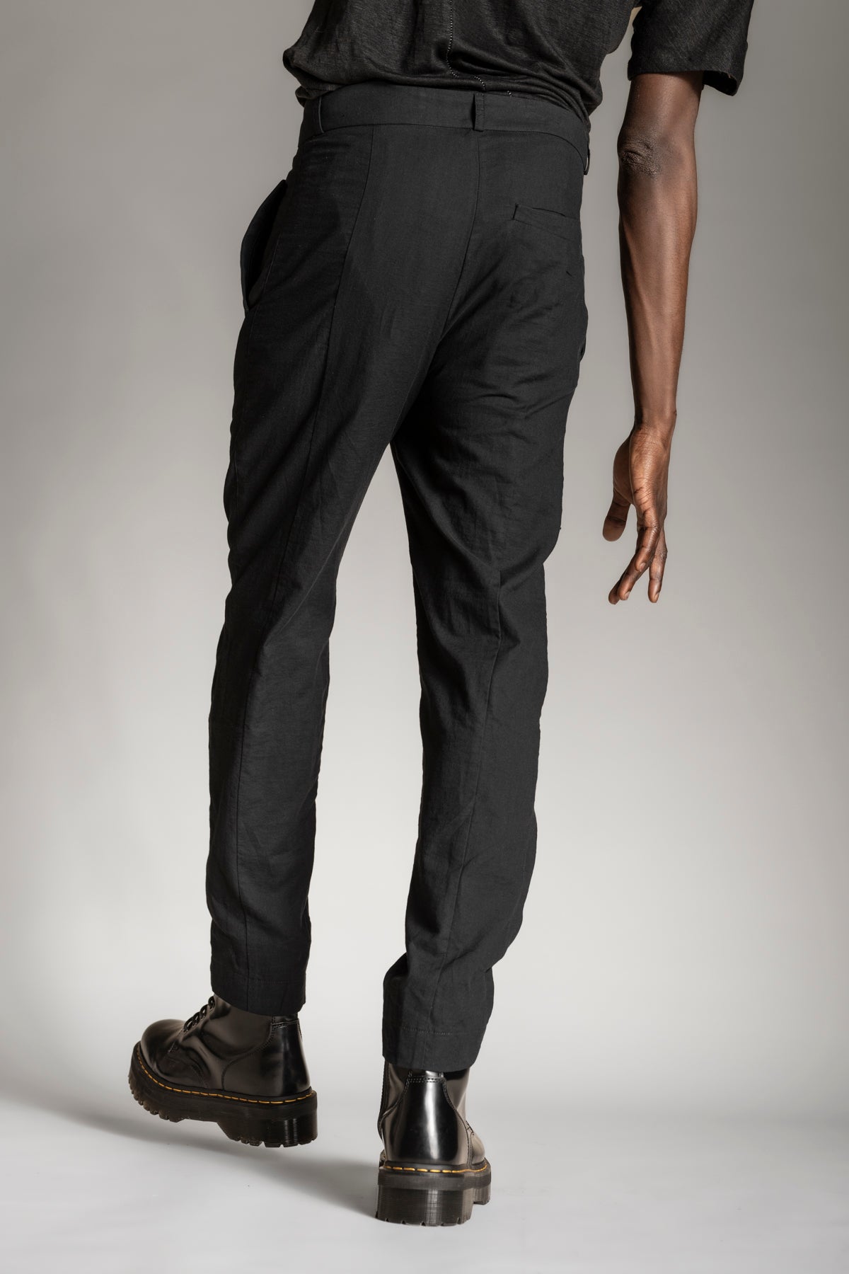 eigensinnig wien | Meinong | Schwarze Designerhose für Herren aus leichter Baumwolle