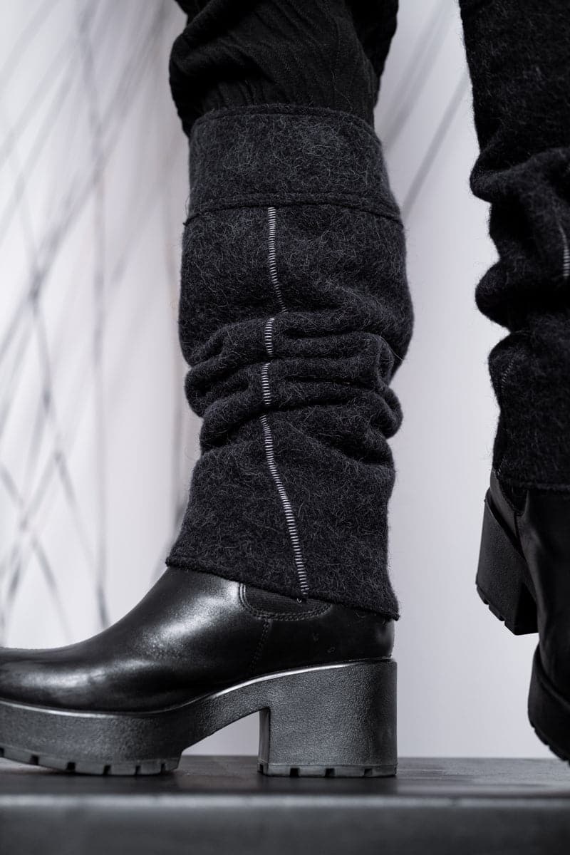 eigensinnig wien | Mesmer | Unkonventionelle und wärmende Stulpen mit Bündchen aus Alpaka in schwarz