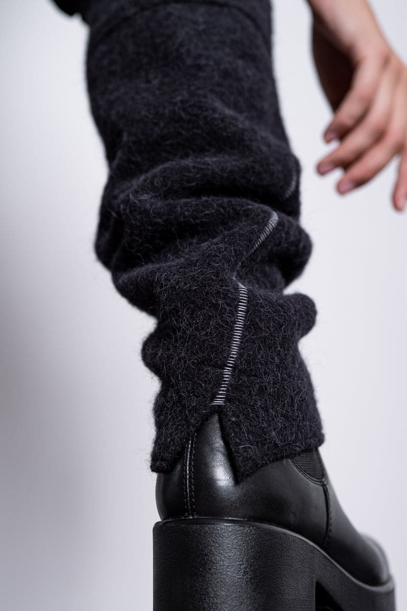 eigensinnig wien | Mesmer | Unkonventionelle und wärmende Stulpen mit Bündchen aus Alpaka in schwarz