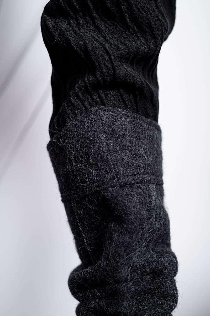eigensinnig wien | Mesmer | Unkonventionelle und wärmende Stulpen mit Bündchen aus Alpaka in schwarz