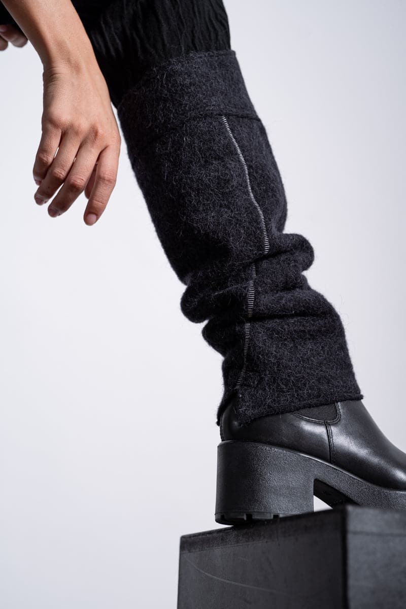 eigensinnig wien | Mesmer | Unkonventionelle und wärmende Stulpen mit Bündchen aus Alpaka in schwarz