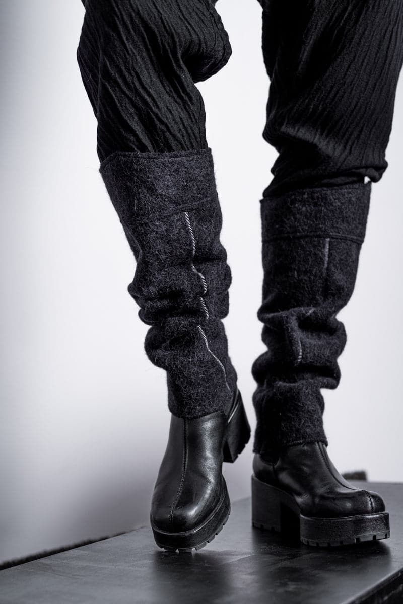 eigensinnig wien | Mesmer | Unkonventionelle und wärmende Stulpen mit Bündchen aus Alpaka in schwarz