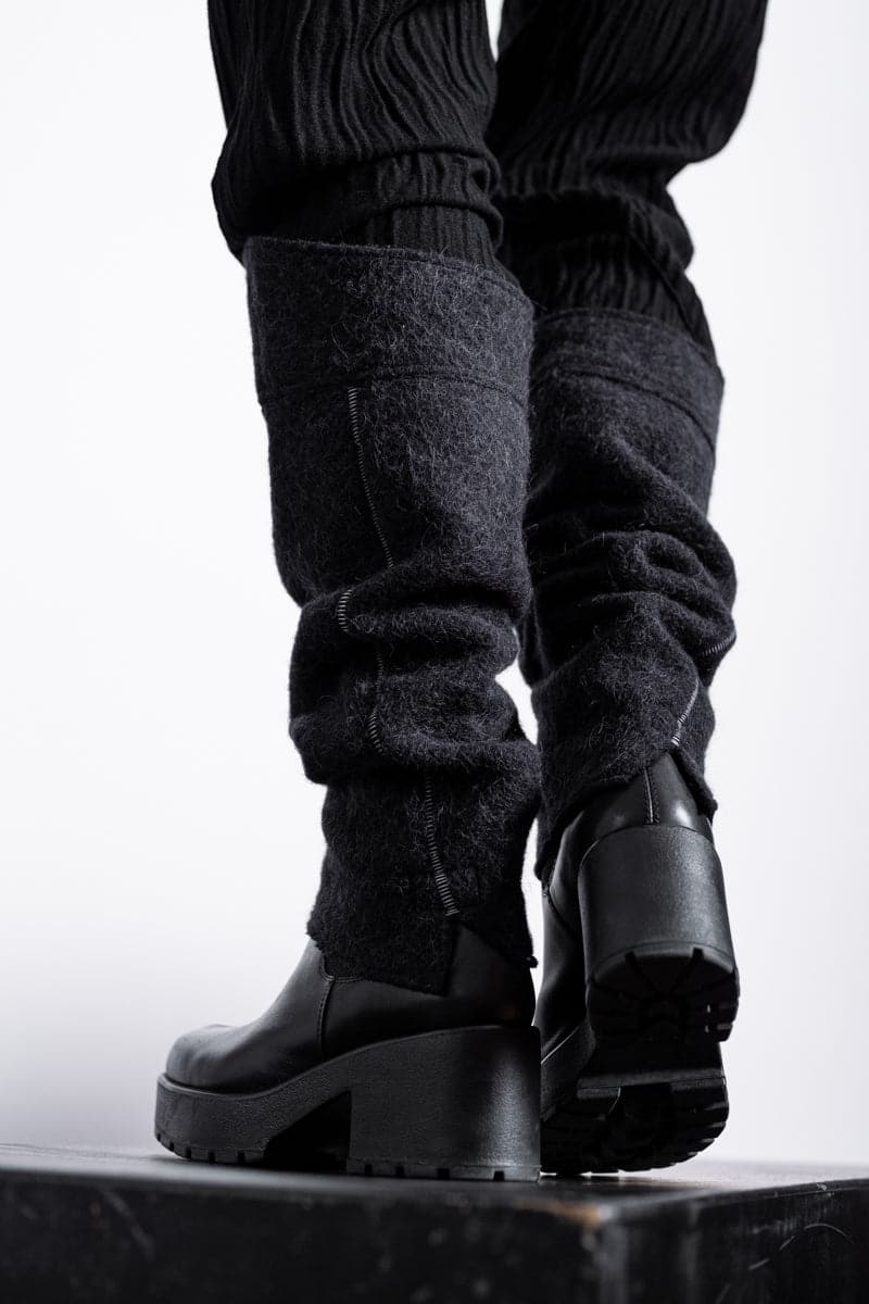 eigensinnig wien | Mesmer | Unkonventionelle und wärmende Stulpen mit Bündchen aus Alpaka in schwarz