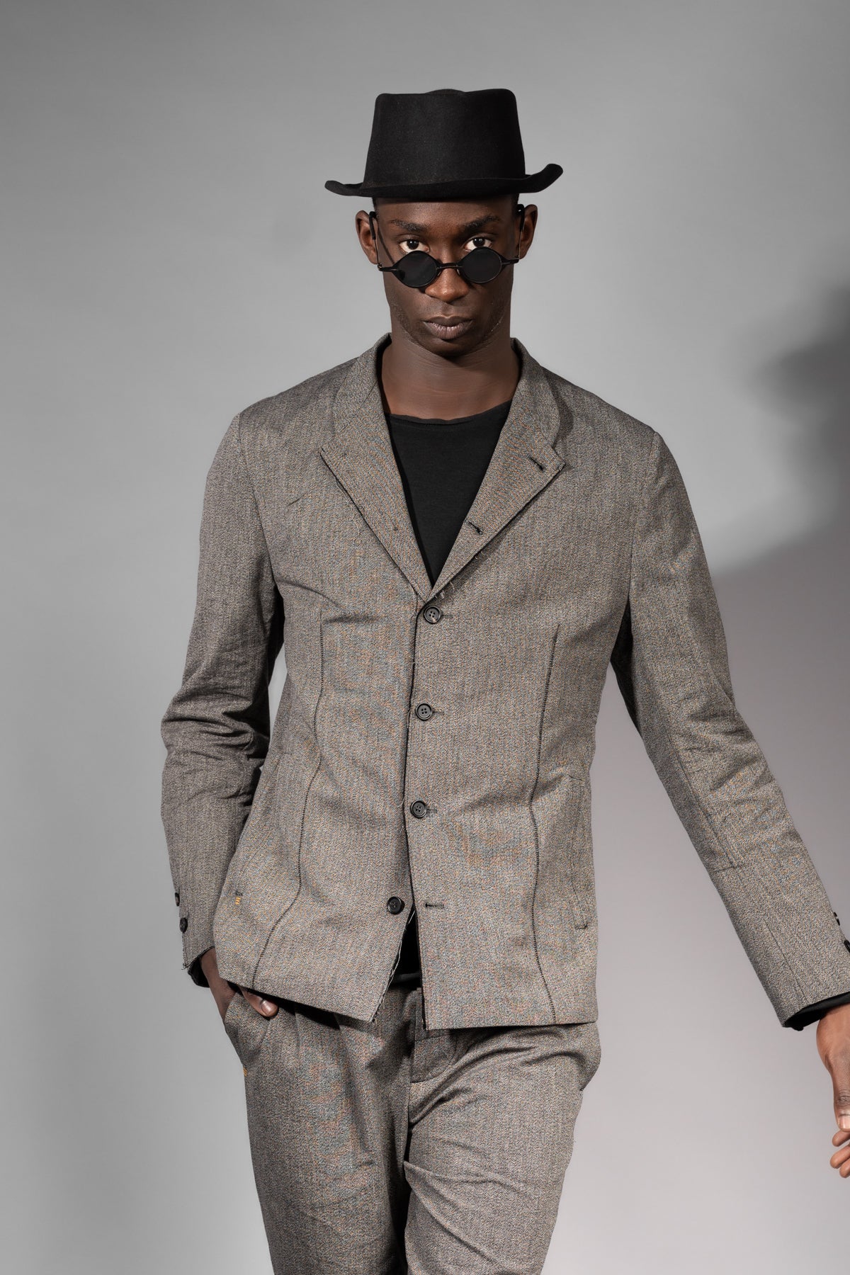 eigensinnig wien | MisMei | Herren Designer Anzug aus ungewöhnlicher japanischer Baumwolle in Grau