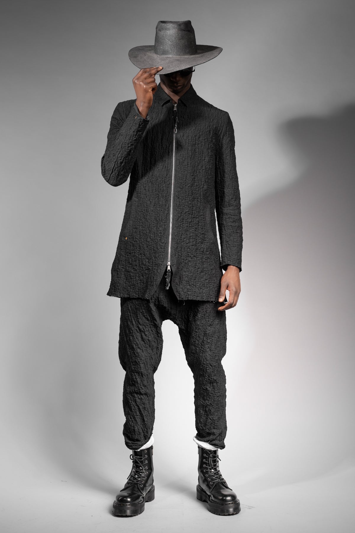 eigensinnig wien | MonRoq | Extravaganter, schwarzer Herren Designer Anzug mit Drop Crotch Pants aus japanischer Baumwolle