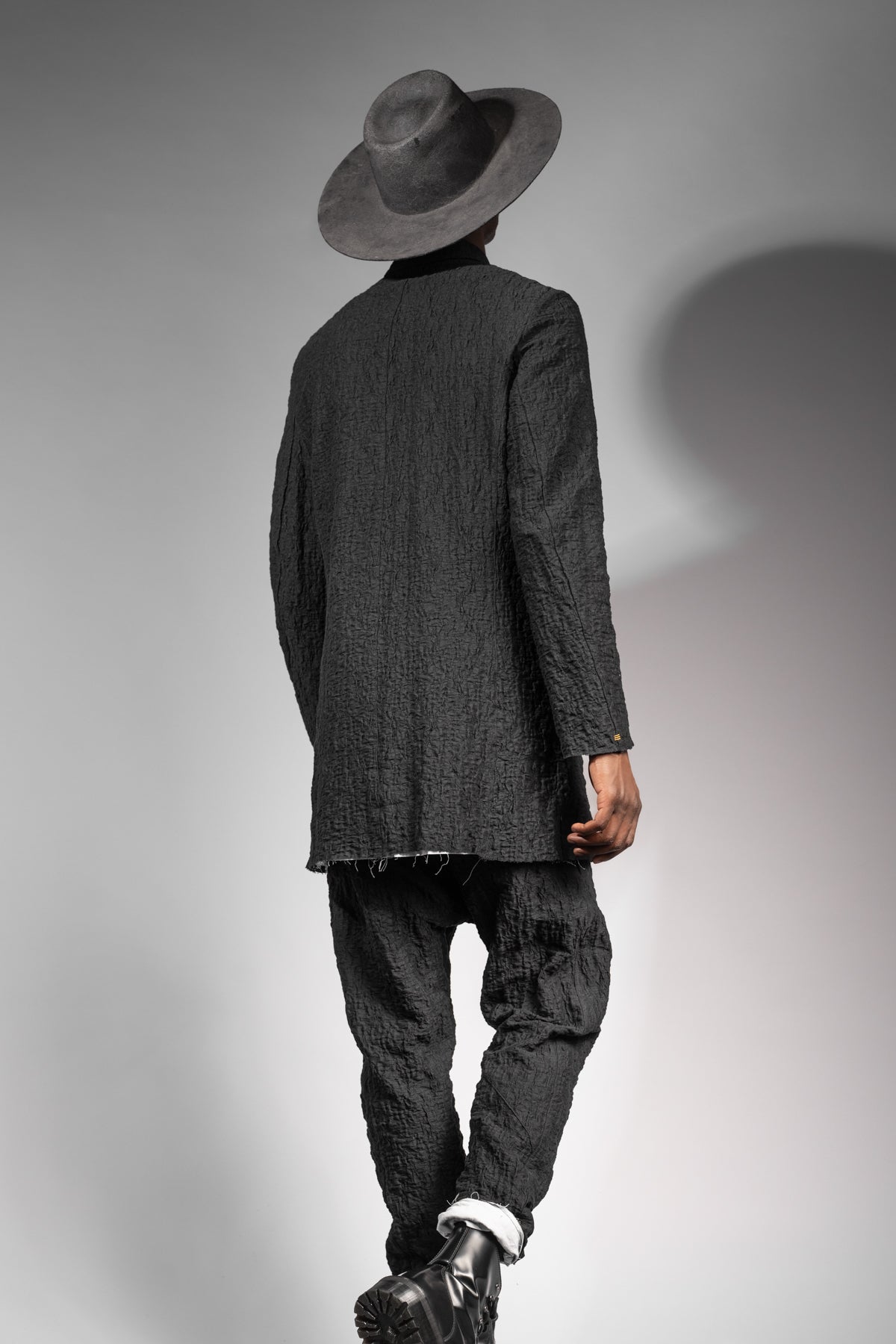 eigensinnig wien | MonRoq | Extravaganter, schwarzer Herren Designer Anzug mit Drop Crotch Pants aus japanischer Baumwolle