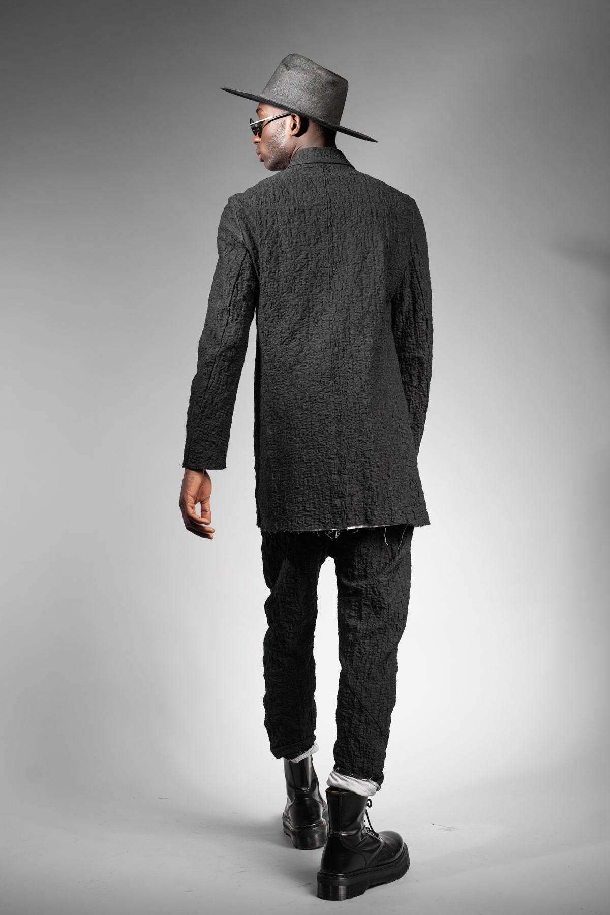 eigensinnig wien | MonRoq | Extravaganter, schwarzer Herren Designer Anzug mit Drop Crotch Pants aus japanischer Baumwolle