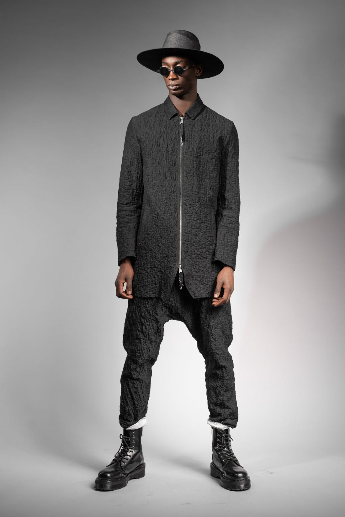 eigensinnig wien | MonRoq | Extravaganter, schwarzer Herren Designer Anzug mit Drop Crotch Pants aus japanischer Baumwolle