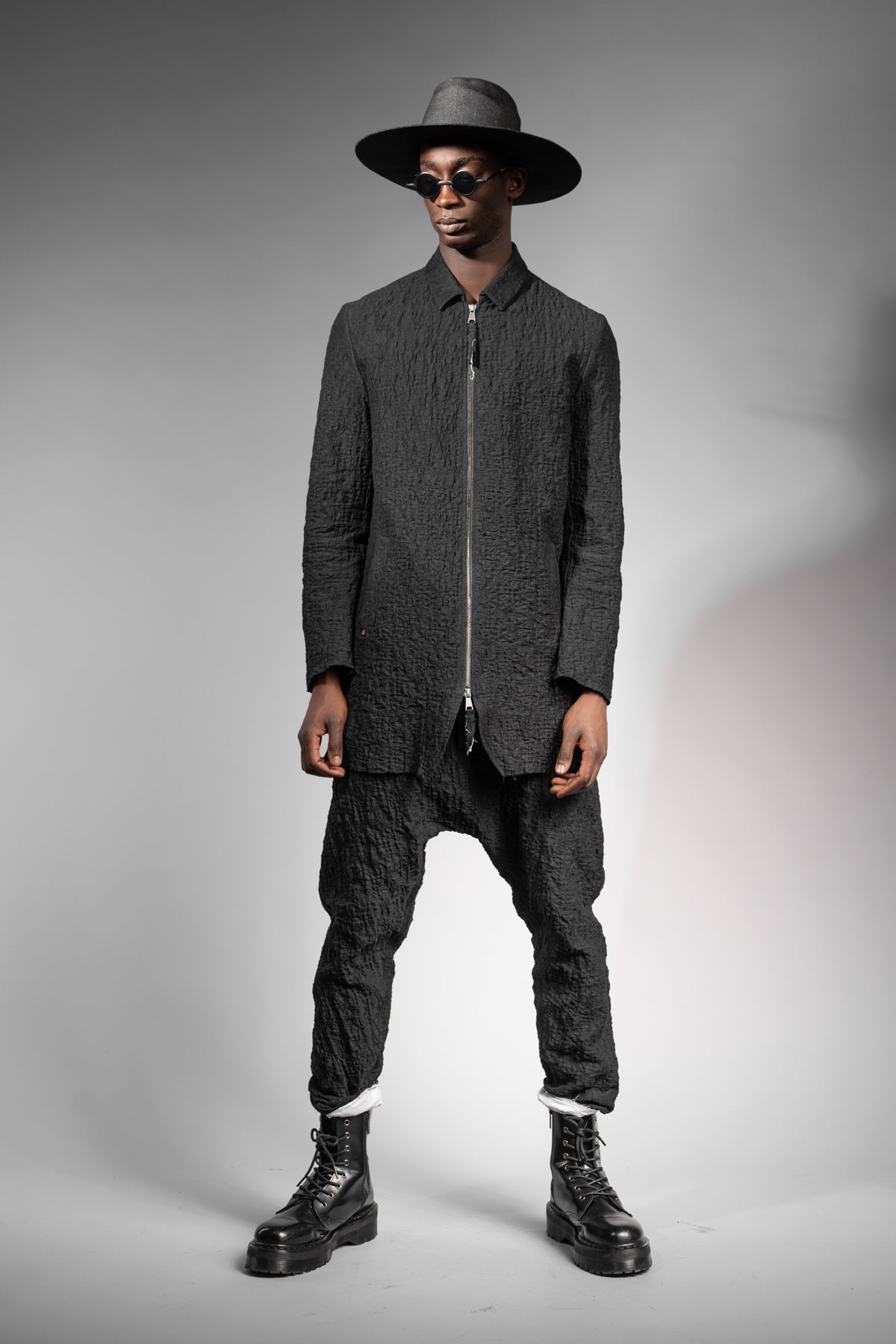 eigensinnig wien | MonRoq | Extravaganter, schwarzer Herren Designer Anzug mit Drop Crotch Pants aus japanischer Baumwolle