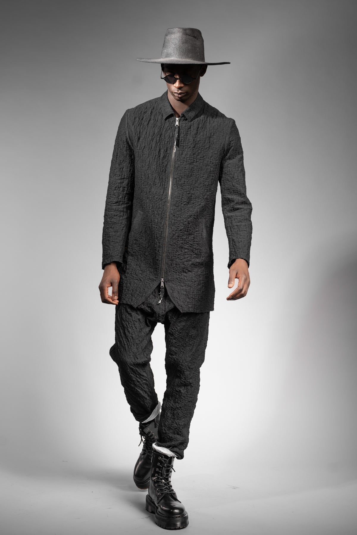 eigensinnig wien | MonRoq | Extravaganter, schwarzer Herren Designer Anzug mit Drop Crotch Pants aus japanischer Baumwolle