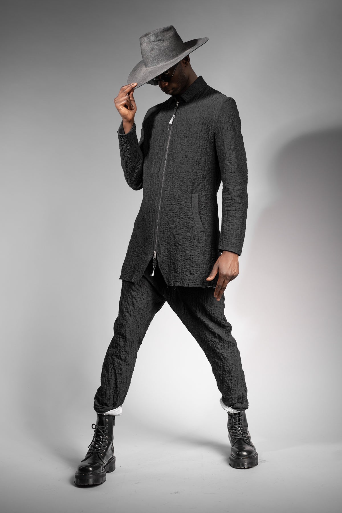 eigensinnig wien | MonRoq | Extravaganter, schwarzer Herren Designer Anzug mit Drop Crotch Pants aus japanischer Baumwolle