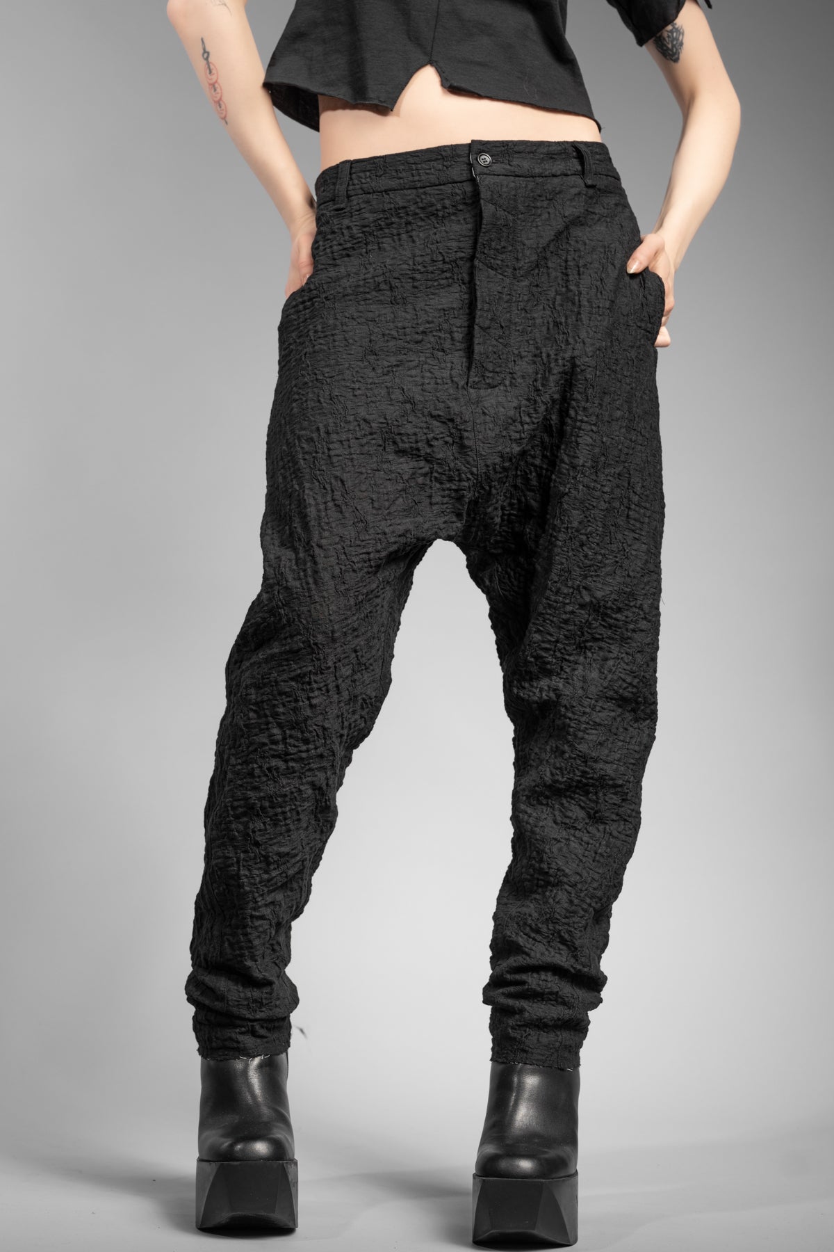 eigensinnig wien | Montesquieu | Extravagante, schwarze Designer Drop Crotch Pants aus exklusiver japanischer Baumwolle