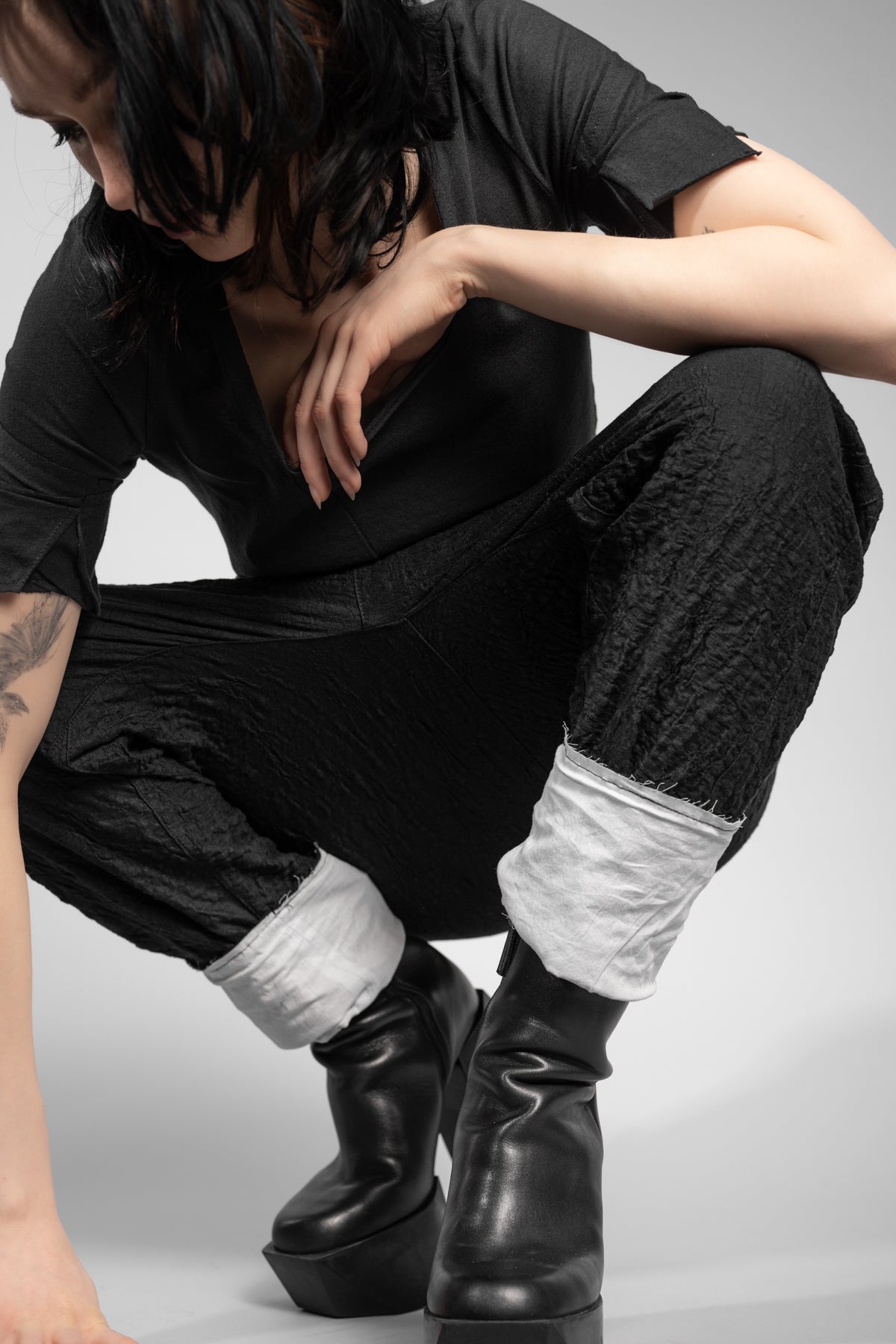 eigensinnig wien | Montesquieu | Extravagante, schwarze Designer Drop Crotch Pants aus exklusiver japanischer Baumwolle