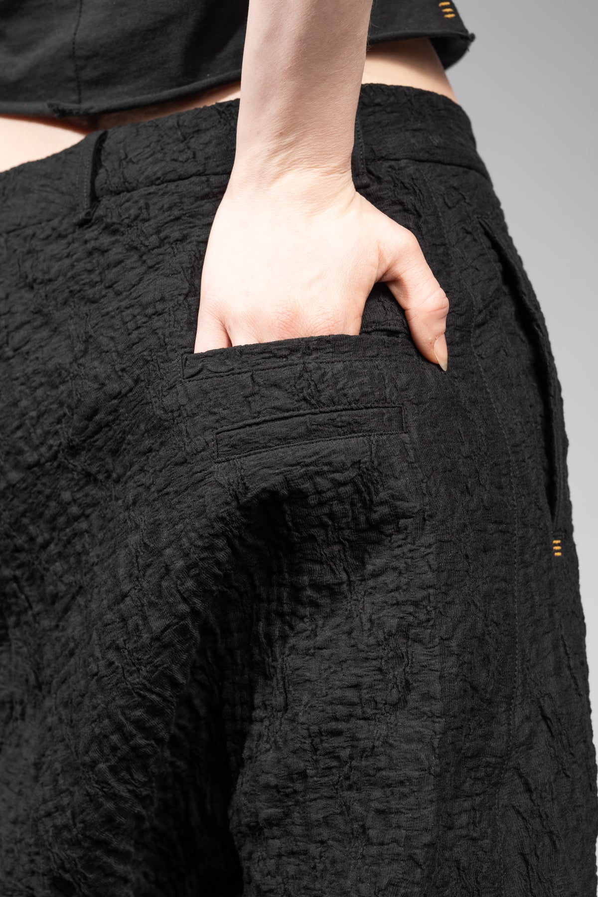 eigensinnig wien | Montesquieu | Extravagante, schwarze Designer Drop Crotch Pants aus exklusiver japanischer Baumwolle