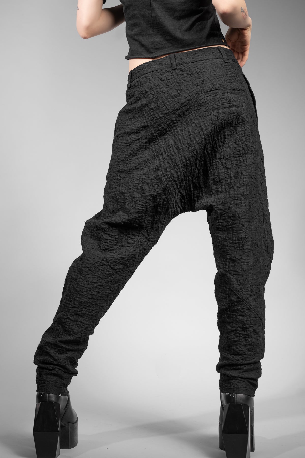 eigensinnig wien | Montesquieu | Extravagante, schwarze Designer Drop Crotch Pants aus exklusiver japanischer Baumwolle