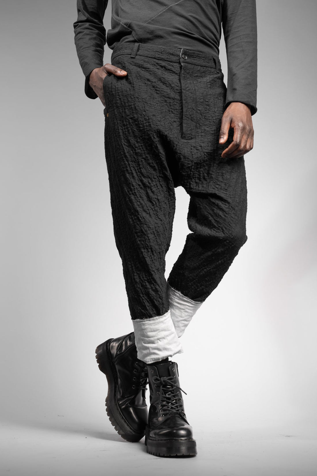eigensinnig wien | Montesquieu | Extravagante, schwarze Designer Drop Crotch Pants aus exklusiver japanischer Baumwolle