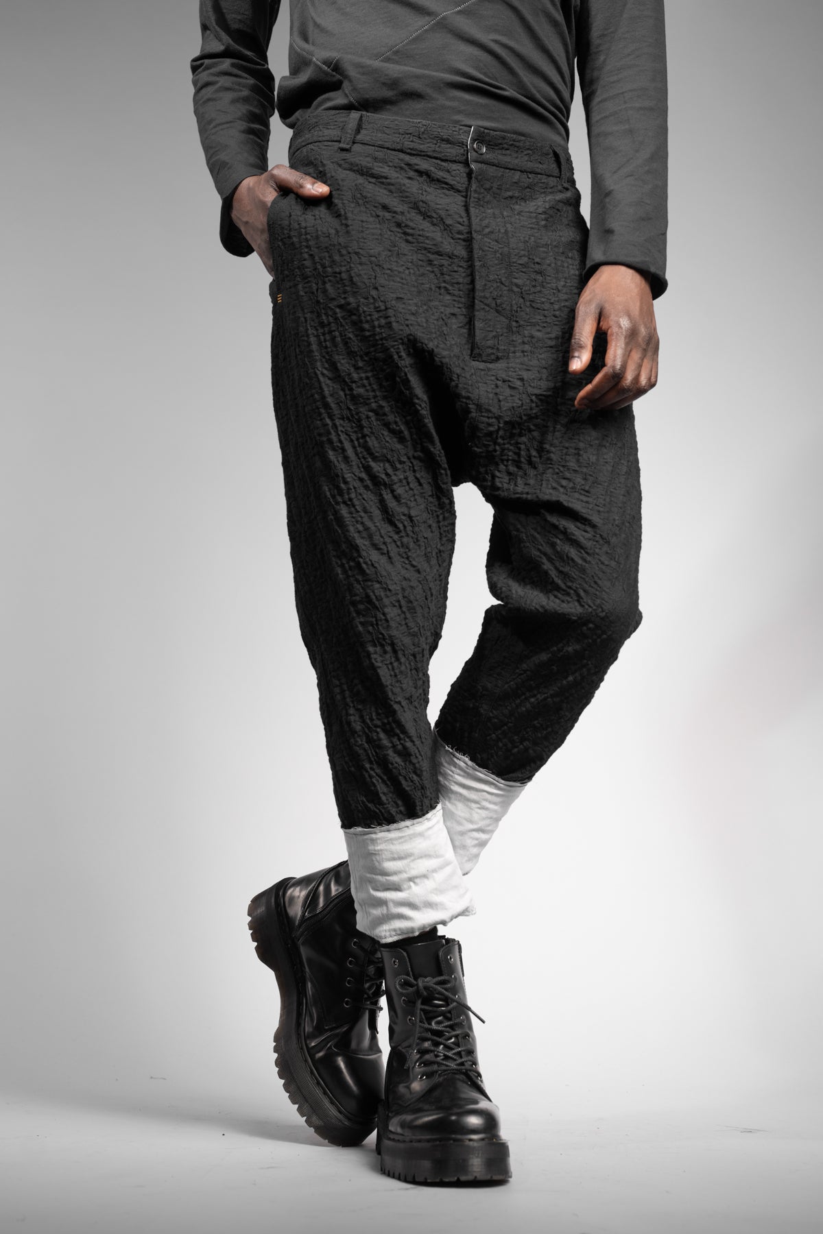 eigensinnig wien | Montesquieu | Extravagante, schwarze Designer Drop Crotch Pants aus exklusiver japanischer Baumwolle