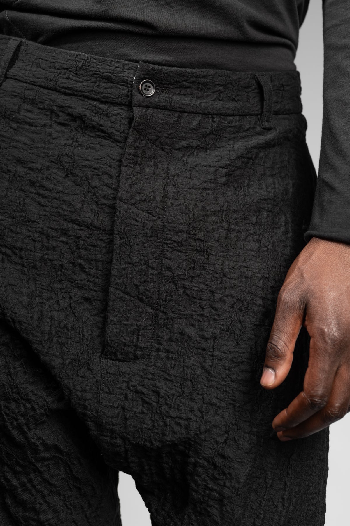 eigensinnig wien | Montesquieu | Extravagante, schwarze Designer Drop Crotch Pants aus exklusiver japanischer Baumwolle