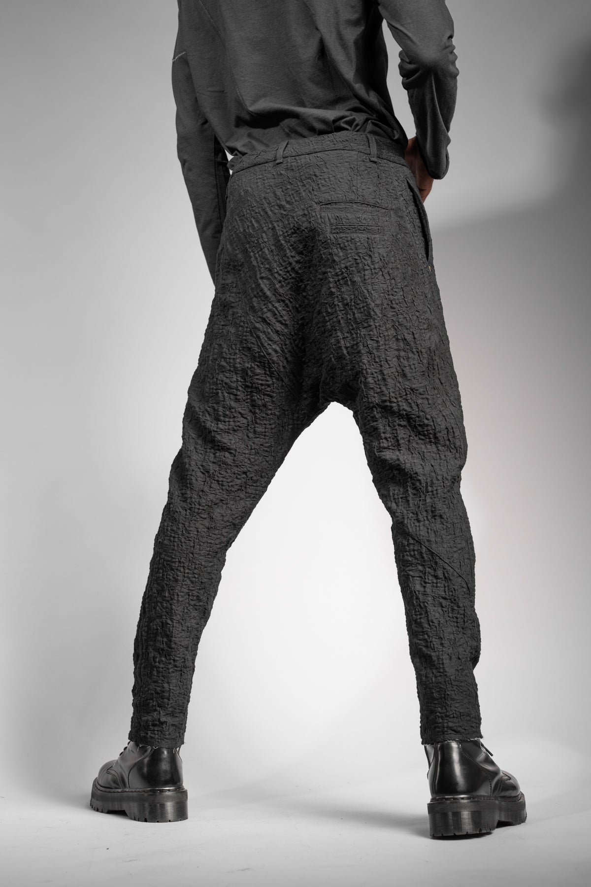 eigensinnig wien | Montesquieu | Extravagante, schwarze Designer Drop Crotch Pants aus exklusiver japanischer Baumwolle