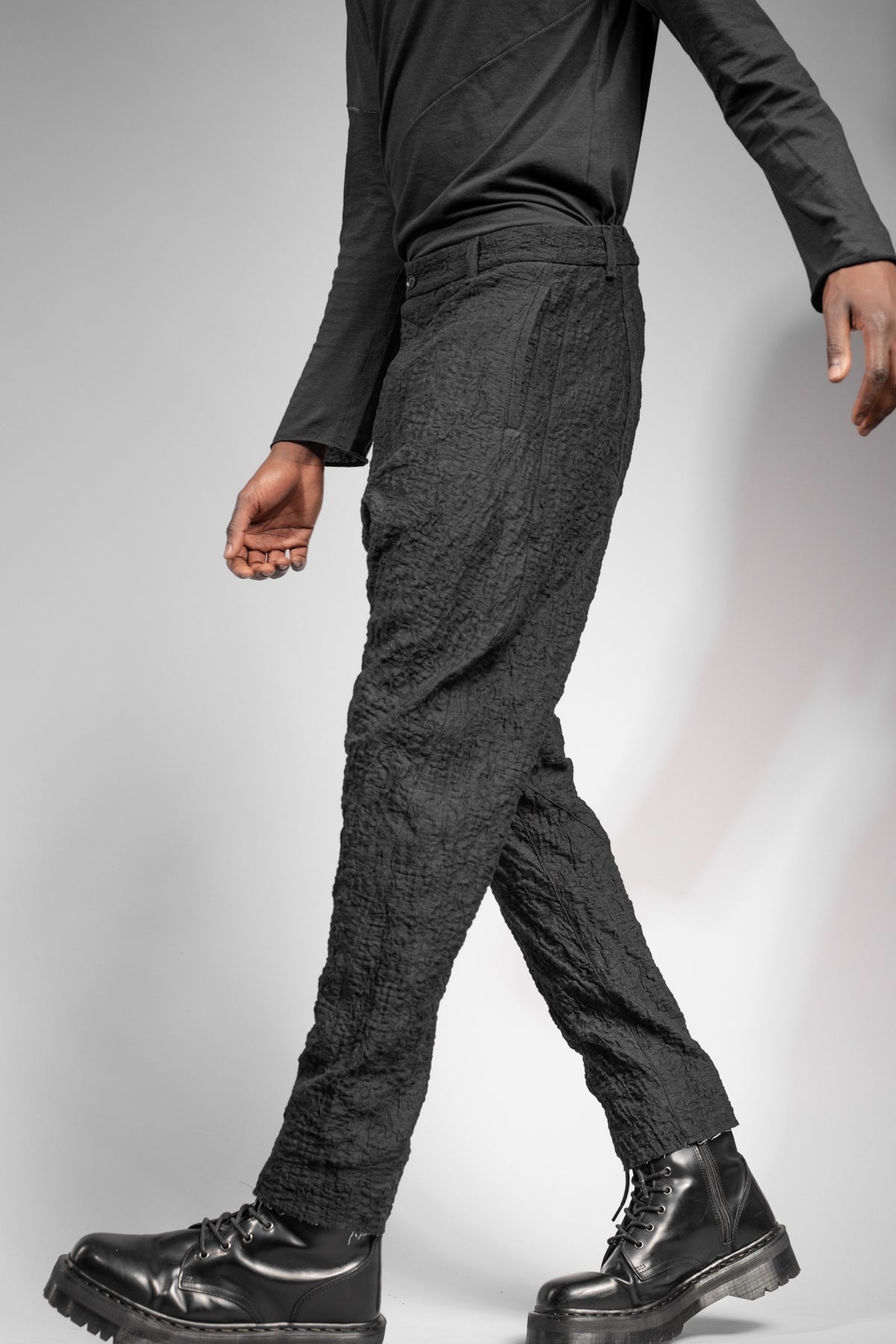 eigensinnig wien | Montesquieu | Extravagante, schwarze Designer Drop Crotch Pants aus exklusiver japanischer Baumwolle