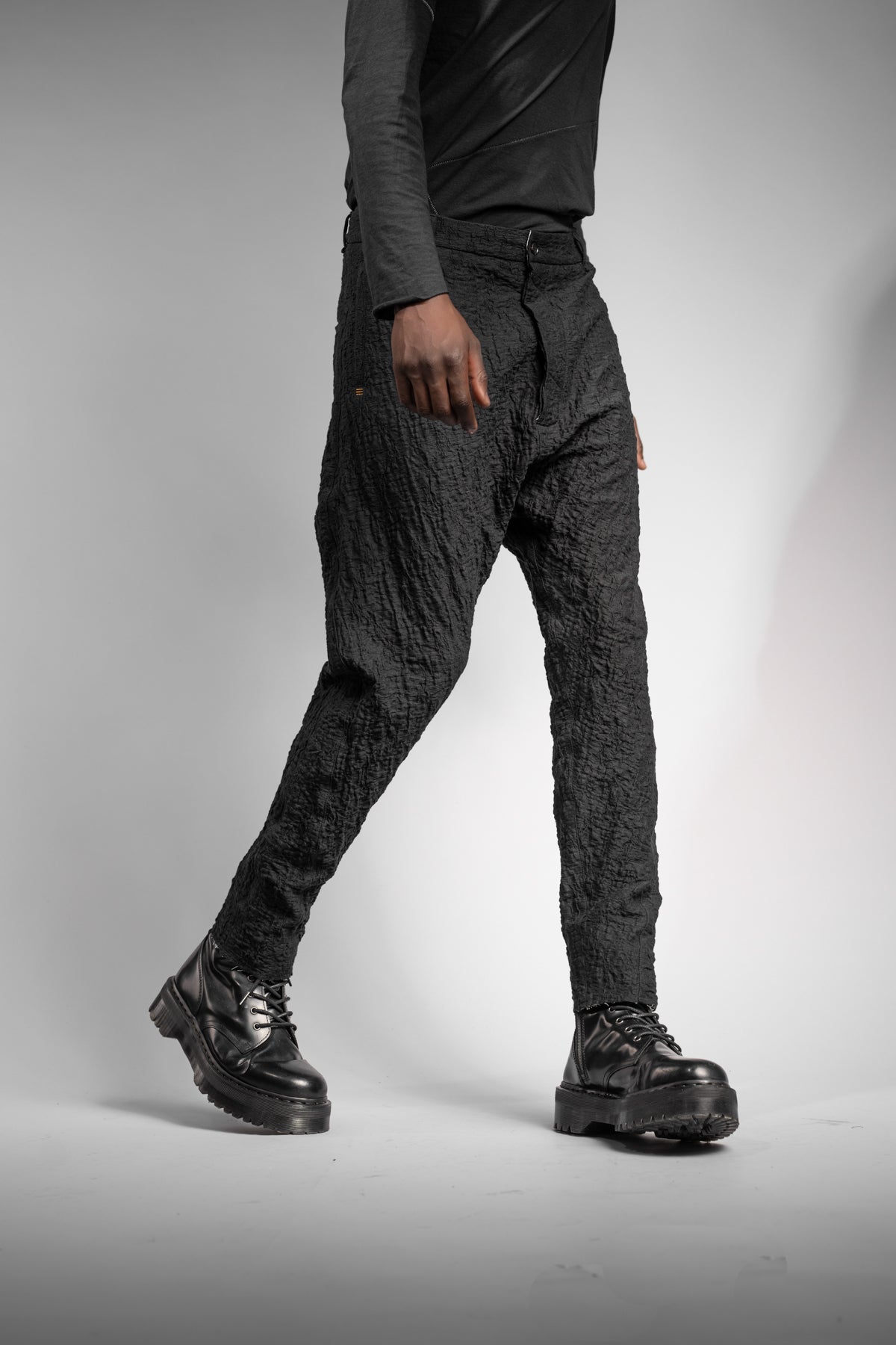 eigensinnig wien | Montesquieu | Extravagante, schwarze Designer Drop Crotch Pants aus exklusiver japanischer Baumwolle