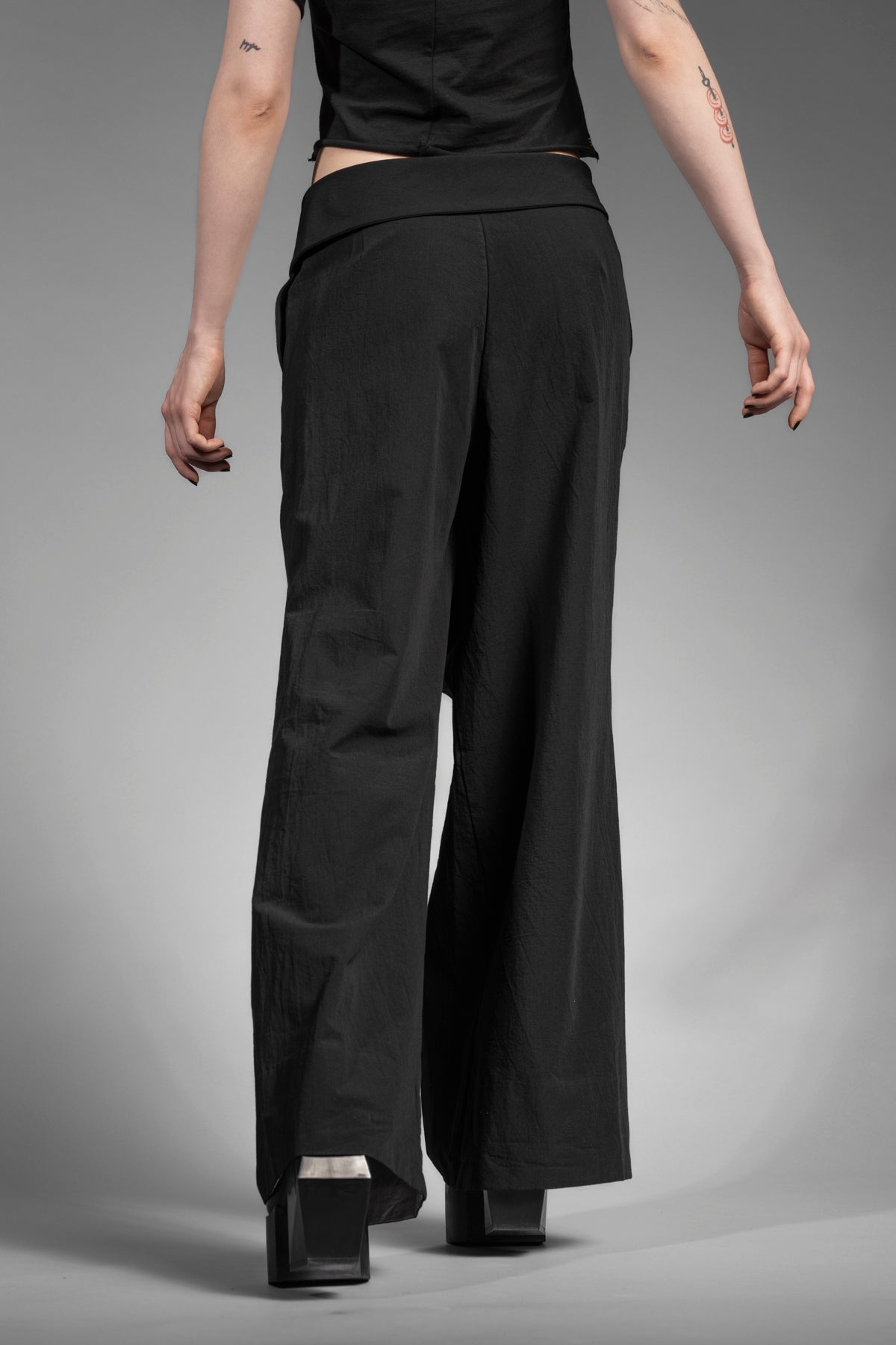 eigensinnig wien | Nemain | Asymmetrische Wickelhose aus schwarzer japanischer Baumwolle