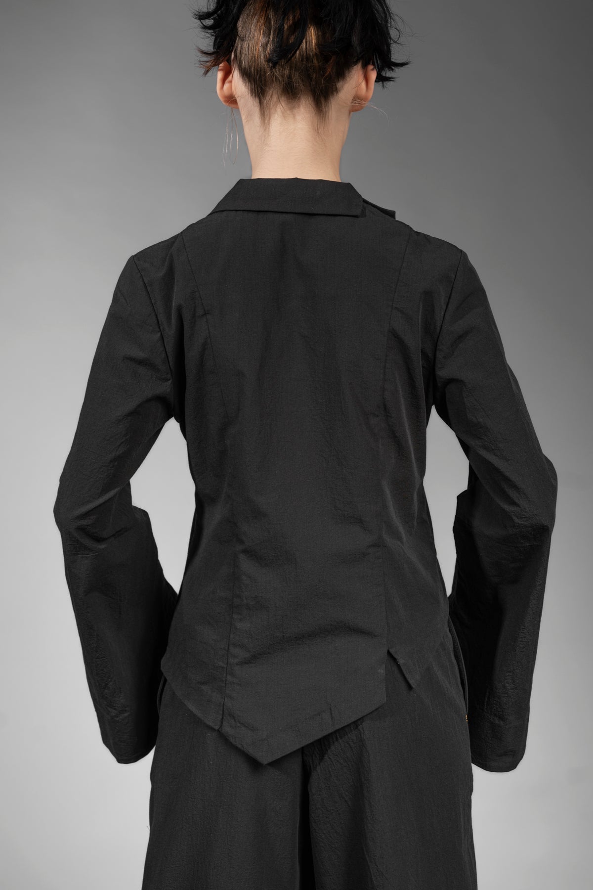 eigensinnig wien | NemCai | Extravaganter, schwarzer Hosenanzug mit Wickelrock und asymmetrischem Blazer