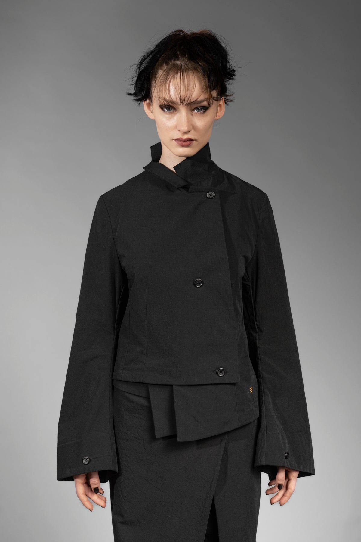 eigensinnig wien | NemCai | Extravaganter, schwarzer Hosenanzug mit Wickelrock und asymmetrischem Blazer