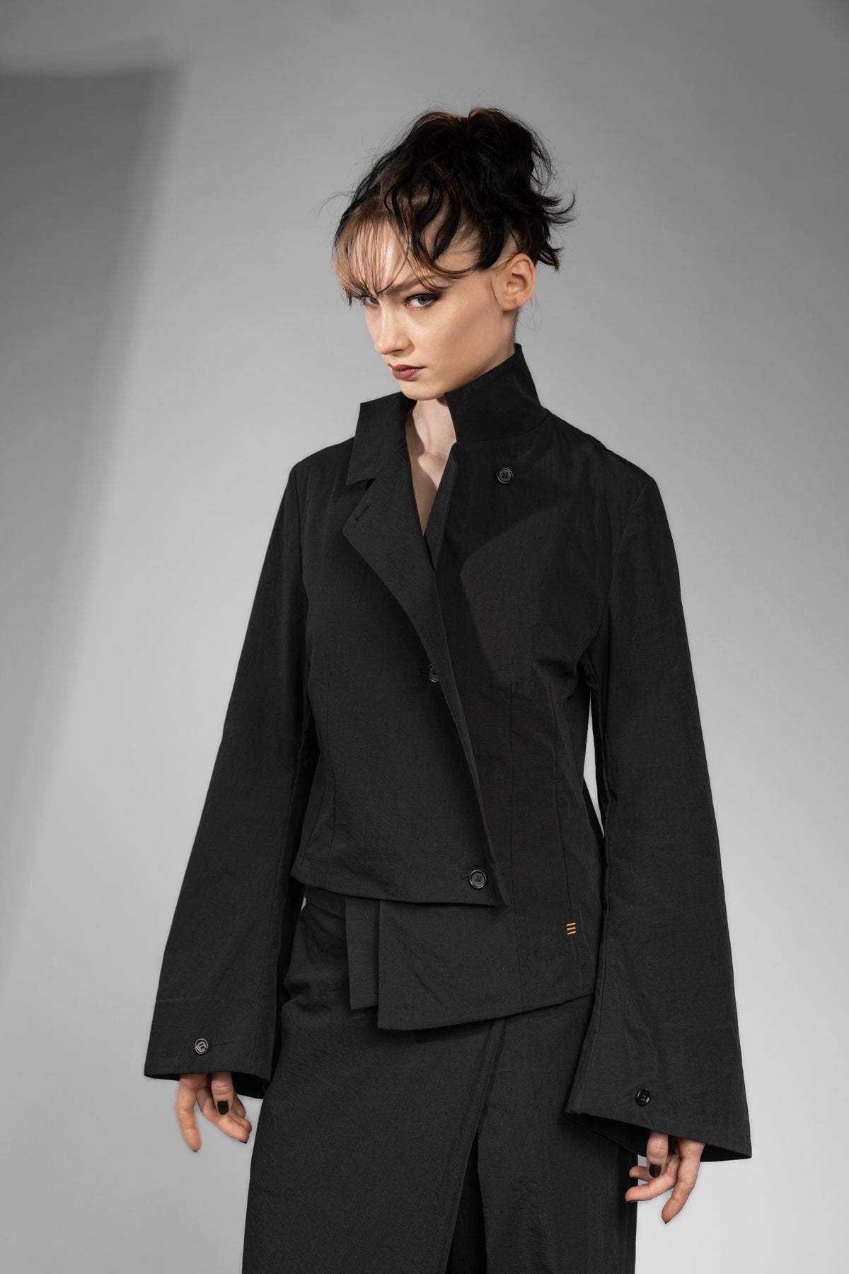 eigensinnig wien | NemCai | Extravaganter, schwarzer Hosenanzug mit Wickelrock und asymmetrischem Blazer