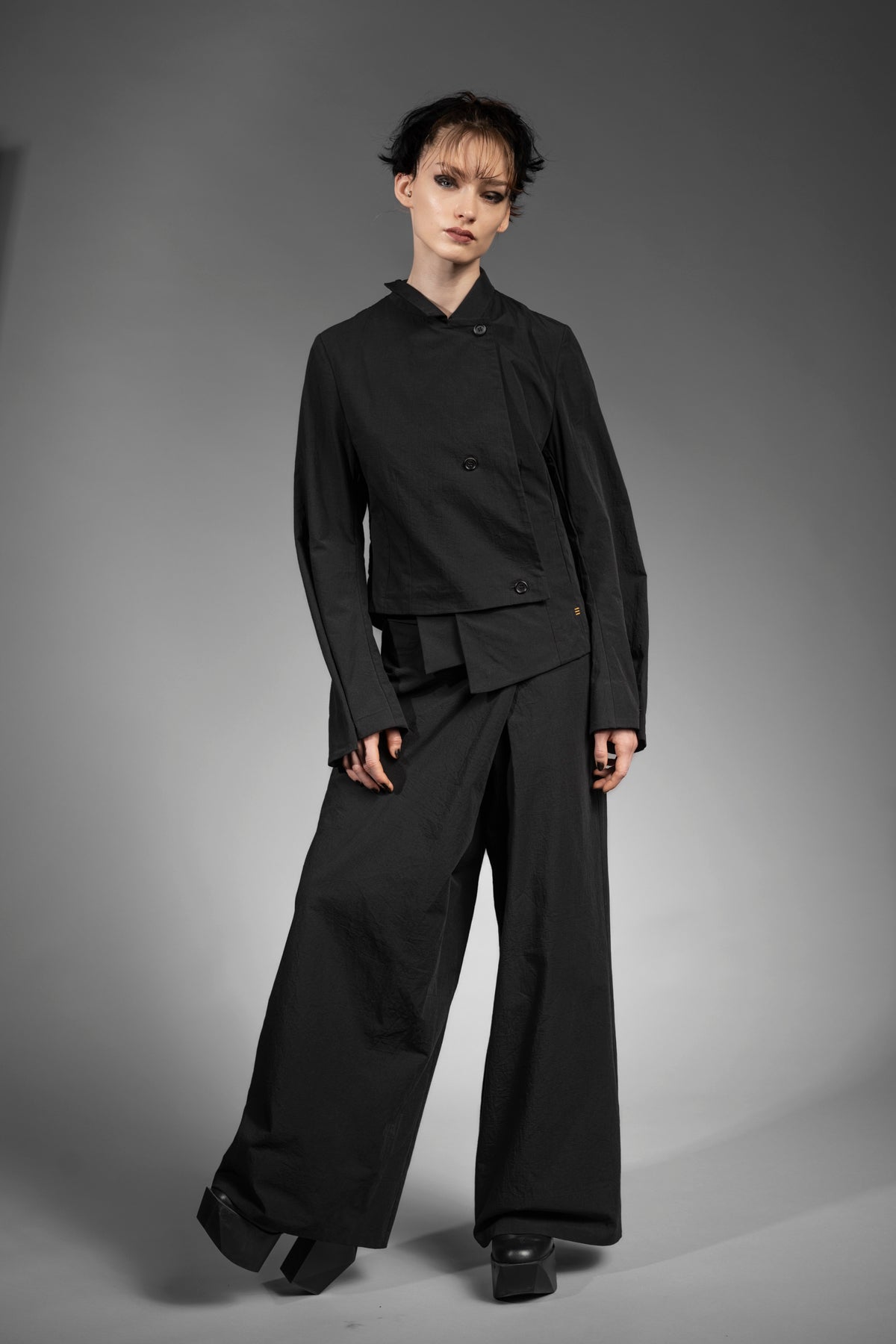 eigensinnig wien | NemCai | Extravaganter, schwarzer Hosenanzug mit Wickelrock und asymmetrischem Blazer