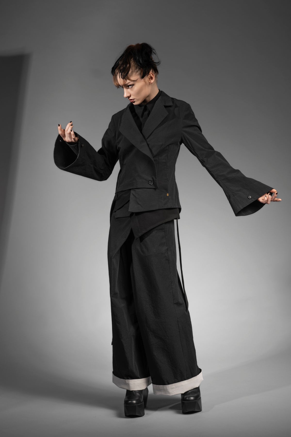eigensinnig wien | NemCai | Extravaganter, schwarzer Hosenanzug mit Wickelrock und asymmetrischem Blazer