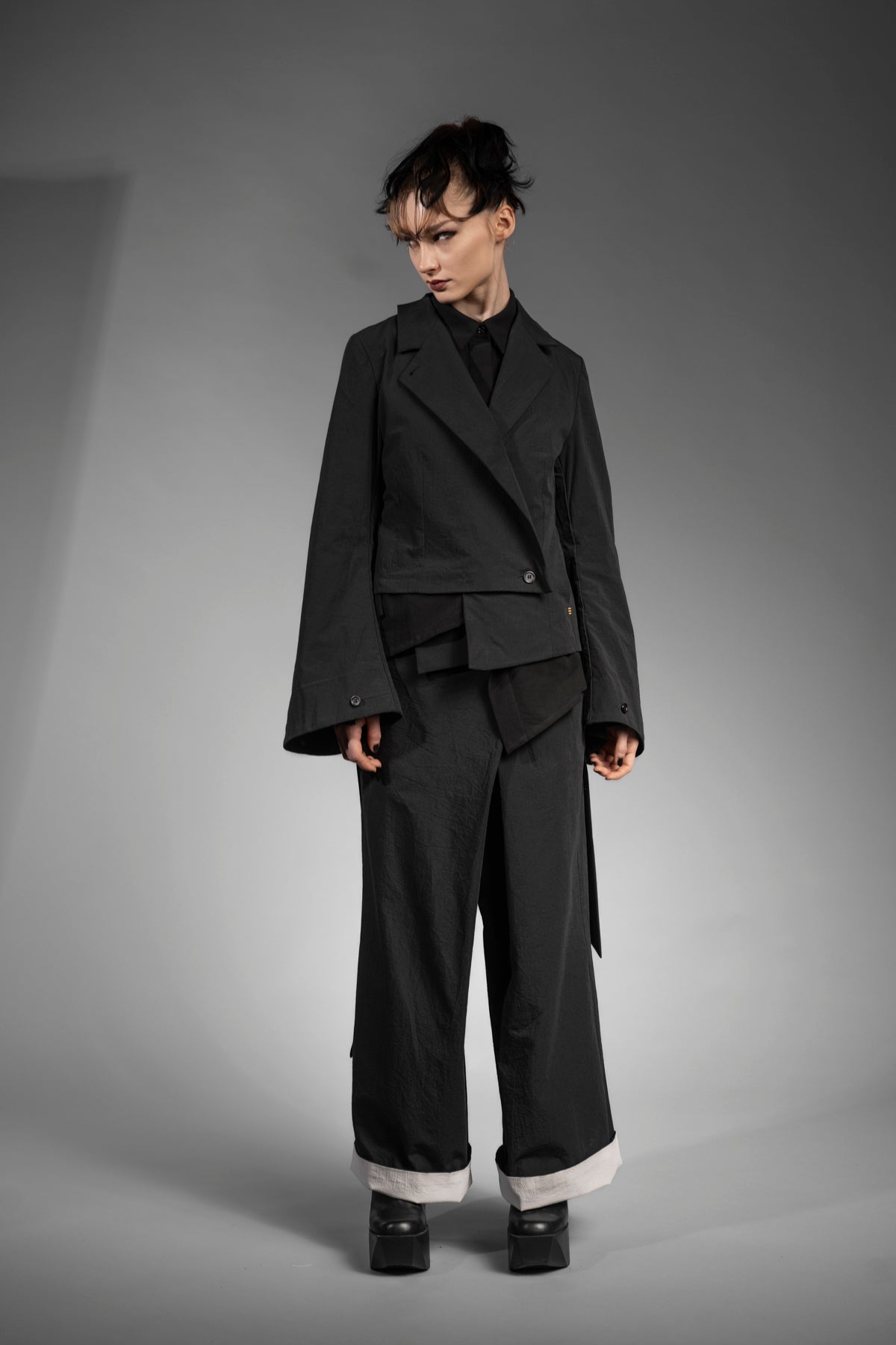 eigensinnig wien | NemCai | Extravaganter, schwarzer Hosenanzug mit Wickelrock und asymmetrischem Blazer