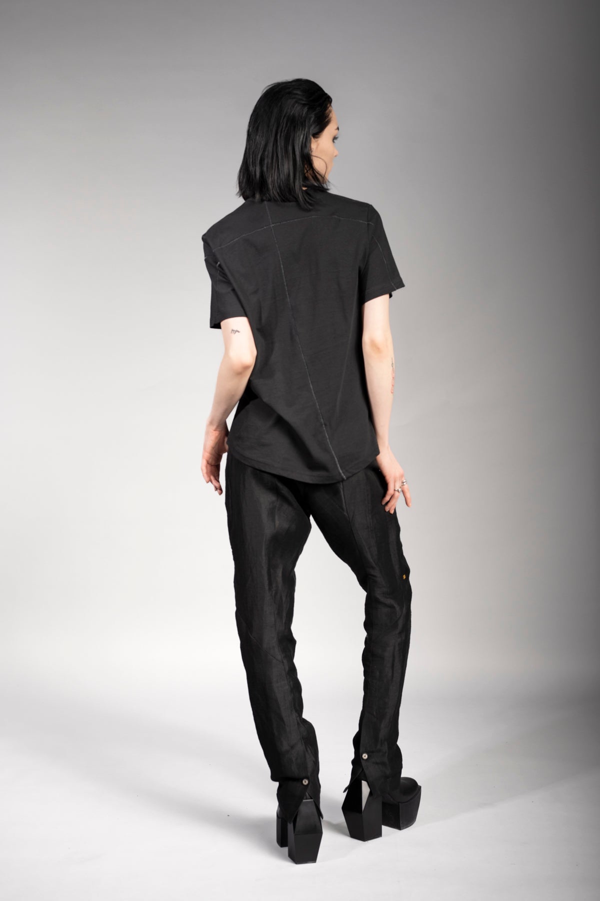 eigensinnig wien | Nevermind | Schwarzes hochwertiges T-Shirt aus Baumwolle