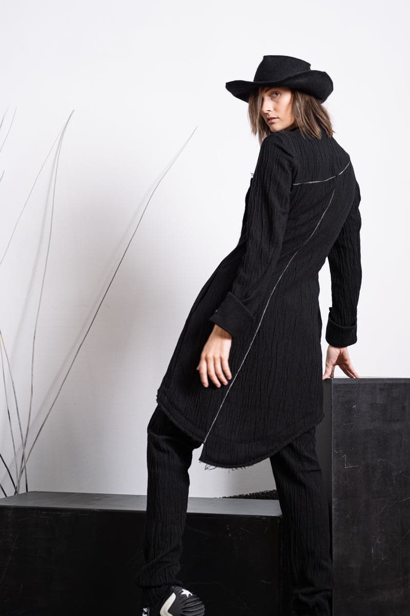 eigensinnig wien | Nietzsche | Asymmetrischer schwarzer Damen Kurzmantel aus Wolle