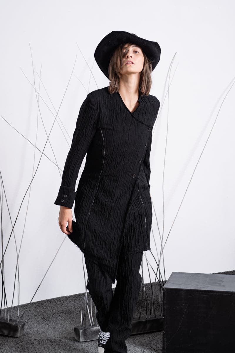 eigensinnig wien | Nietzsche | Asymmetrischer schwarzer Damen Kurzmantel aus Wolle