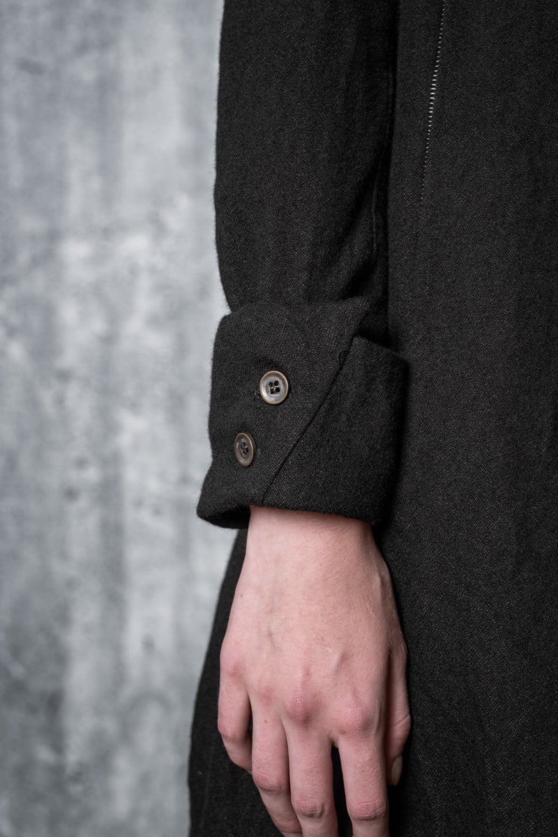 eigensinnig wien | Nietzsche | Asymmetrischer, schwarzer Kurzmantel aus Wolle für Damen