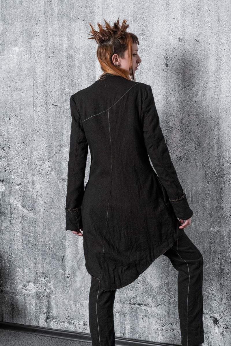 eigensinnig wien | Nietzsche | Asymmetrischer, schwarzer Kurzmantel aus Wolle für Damen